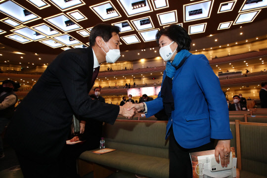 박영선 더불어민주당 서울시장 후보(오른쪽)와 오세훈 국민의힘 후보가 4일 서울 서초구 사랑의교회에서 열린 한국교회 부활절 연합예배에서 만나 악수하고 있다.[사진=연합뉴스]